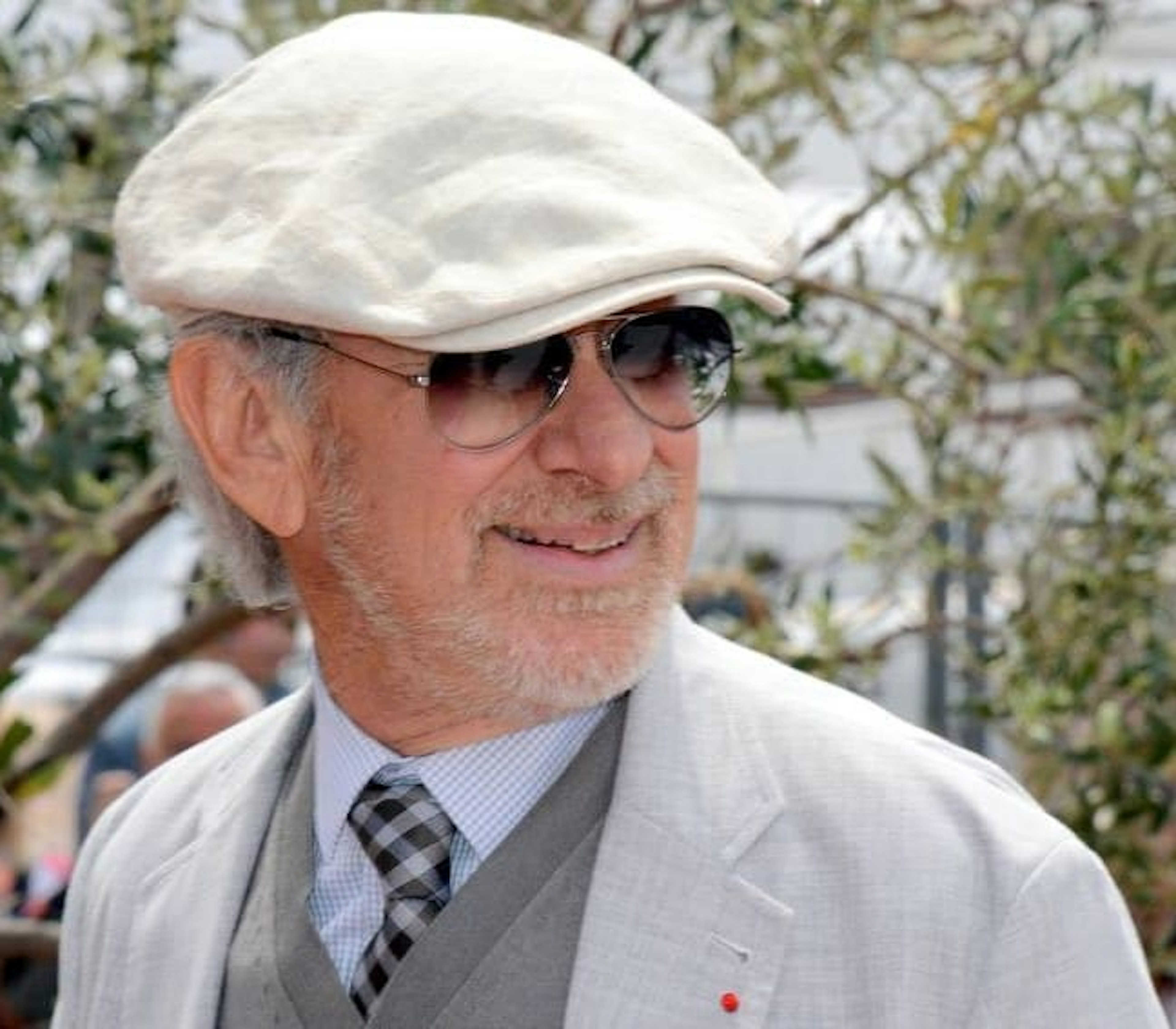 Steven Spielberg digitally replaced rifles with walkie-talkies in which of his classic movies?